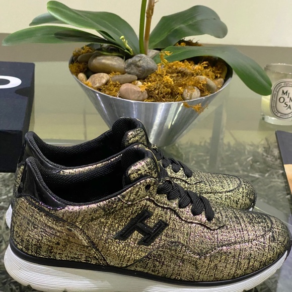 LIKE NEW!🌟HOGAN SILVER METALLIC SNEAKERS - Picture 4 of 7